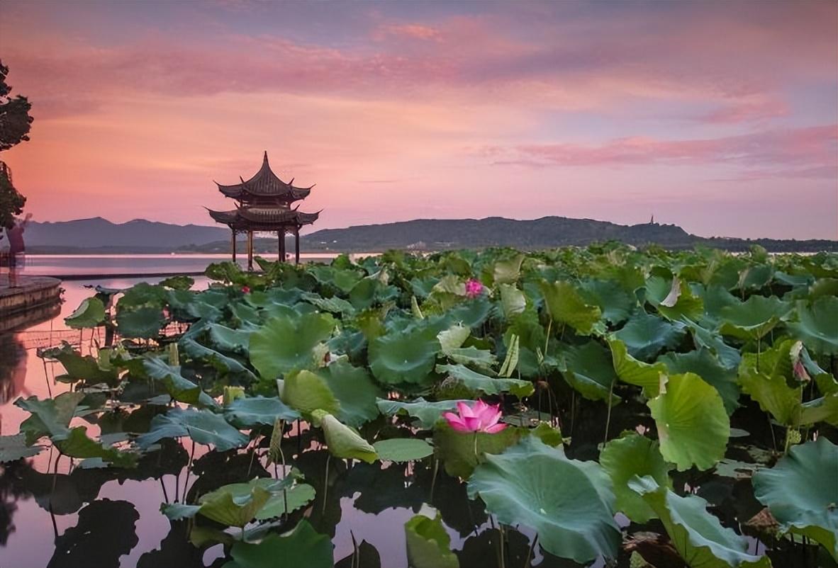 去杭州西湖游玩发朋友圈的简语文案（杭州西湖：一湖一世界，一景一诗篇）